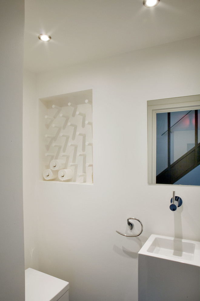 На фото: главная ванная комната в современном стиле с серыми фасадами, белыми стенами, монолитной раковиной, окном и тумбой под одну раковину с