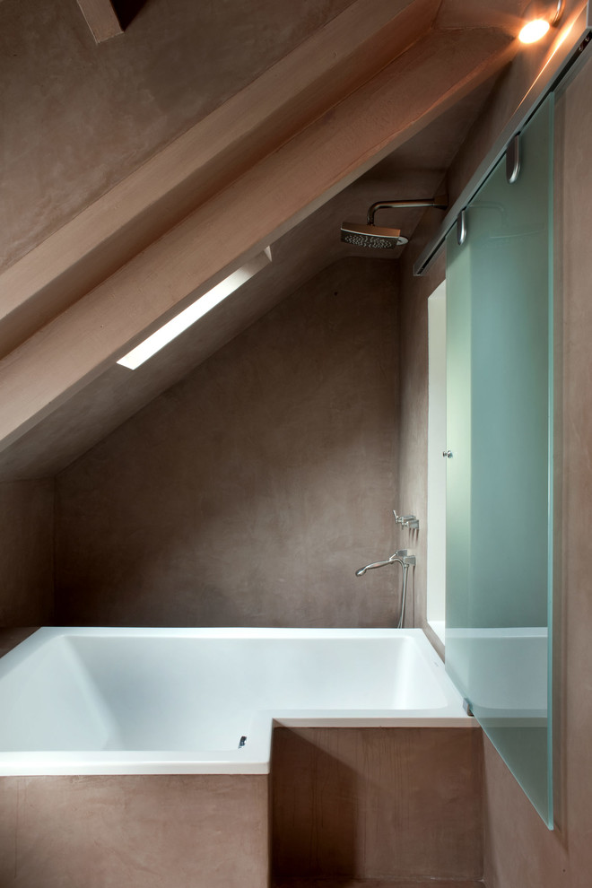 Idées déco pour une petite salle de bain principale contemporaine avec une baignoire posée, un combiné douche/baignoire et un mur marron.