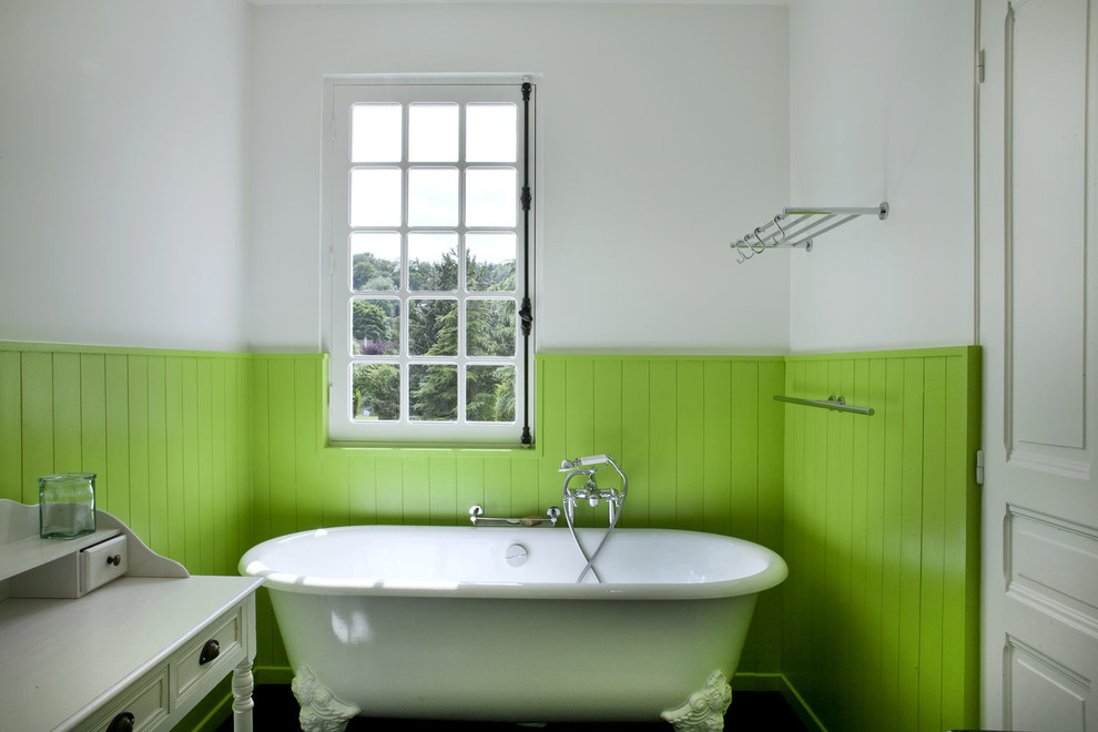 Diseño de cuarto de baño principal campestre con bañera con patas, paredes verdes, ventanas y panelado