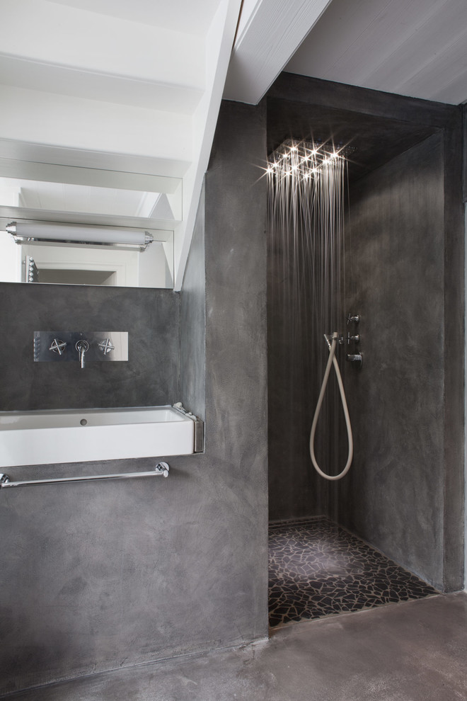Immagine di una stanza da bagno con doccia contemporanea di medie dimensioni con pareti grigie, doccia a filo pavimento, lavabo sospeso, pavimento in ardesia, pavimento grigio e nicchia