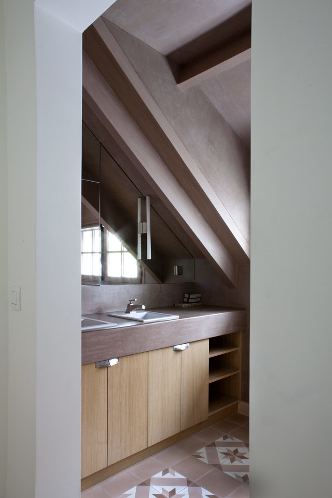 Inspiration pour une salle de bain principale chalet avec un placard à porte plane, des portes de placard marrons, un mur marron, un sol en carrelage de céramique, un lavabo encastré, meuble double vasque et meuble-lavabo encastré.