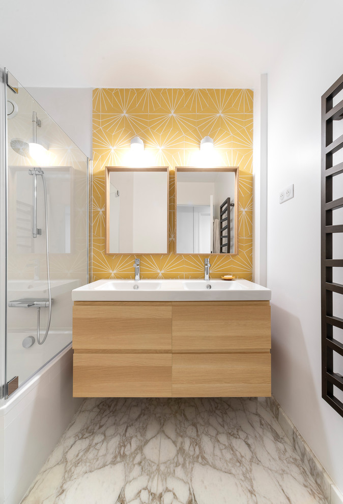 Aménagement d'une salle d'eau contemporaine en bois brun avec un placard à porte plane, un combiné douche/baignoire, un mur blanc, un lavabo intégré, un sol gris et un plan de toilette blanc.