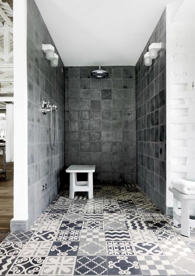 Foto på ett mellanstort funkis badrum med dusch, med en dusch i en alkov, vit kakel, grå kakel, keramikplattor, klinkergolv i keramik och grå väggar