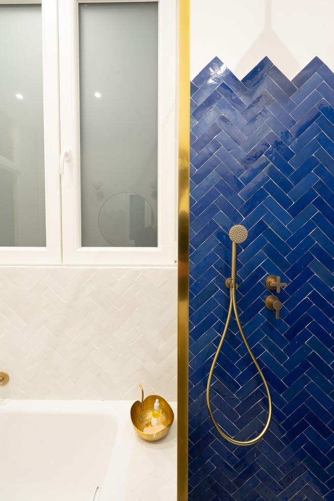 Inspiration för ett mellanstort minimalistiskt brun brunt en-suite badrum, med möbel-liknande, skåp i ljust trä, ett undermonterat badkar, en kantlös dusch, blå kakel, perrakottakakel, vita väggar, terrazzogolv, ett fristående handfat, träbänkskiva, flerfärgat golv och med dusch som är öppen