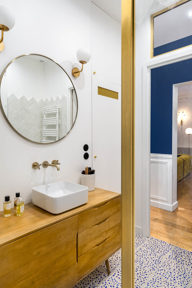Стильный дизайн: главная ванная комната среднего размера в скандинавском стиле с фасадами островного типа, светлыми деревянными фасадами, полновстраиваемой ванной, душем без бортиков, синей плиткой, терракотовой плиткой, белыми стенами, полом из терраццо, настольной раковиной, столешницей из дерева, разноцветным полом, открытым душем и коричневой столешницей - последний тренд