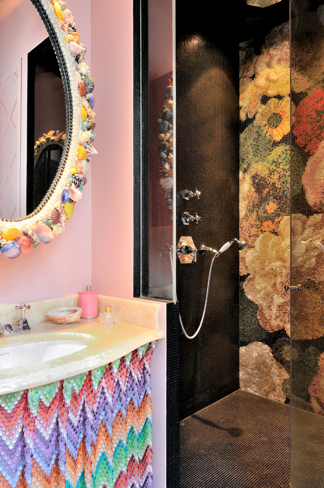 Diseño de cuarto de baño ecléctico con ducha empotrada, paredes rosas, aseo y ducha, lavabo bajoencimera, ducha con puerta con bisagras y encimeras beige