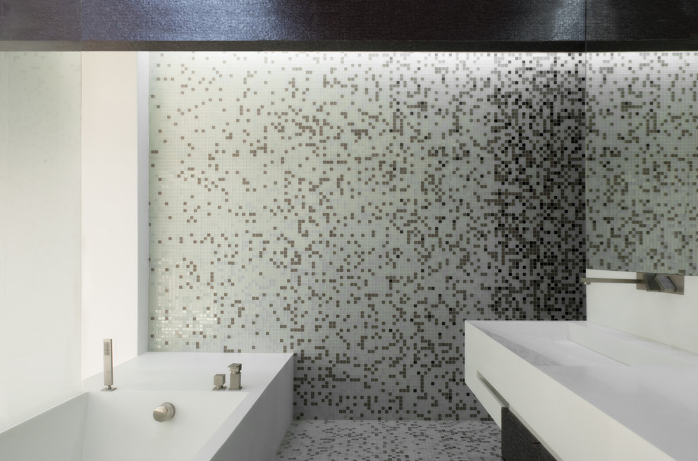 Exemple d'une grande salle de bain tendance avec un mur blanc et un sol en marbre.