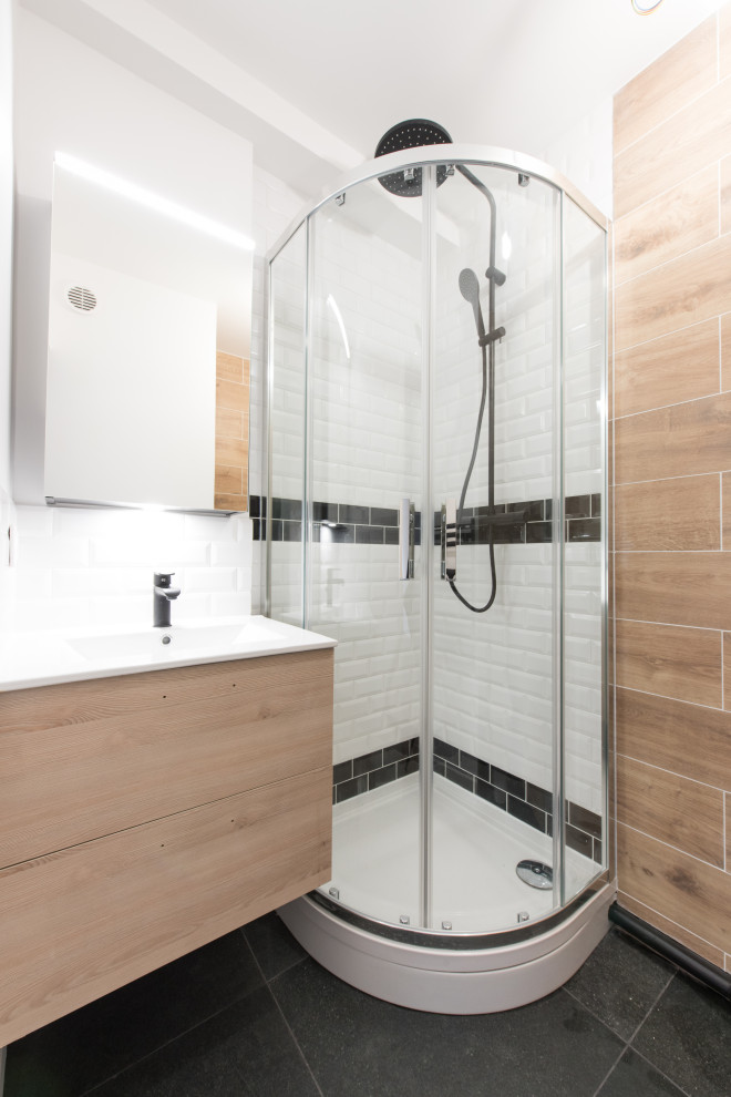 Idées déco pour une salle de bain moderne en bois clair de taille moyenne pour enfant avec un placard à porte affleurante, une douche d'angle, un carrelage beige, des carreaux de céramique, un mur blanc, un sol en carrelage de céramique, un lavabo posé, un sol gris, une cabine de douche à porte coulissante, meuble simple vasque et meuble-lavabo suspendu.