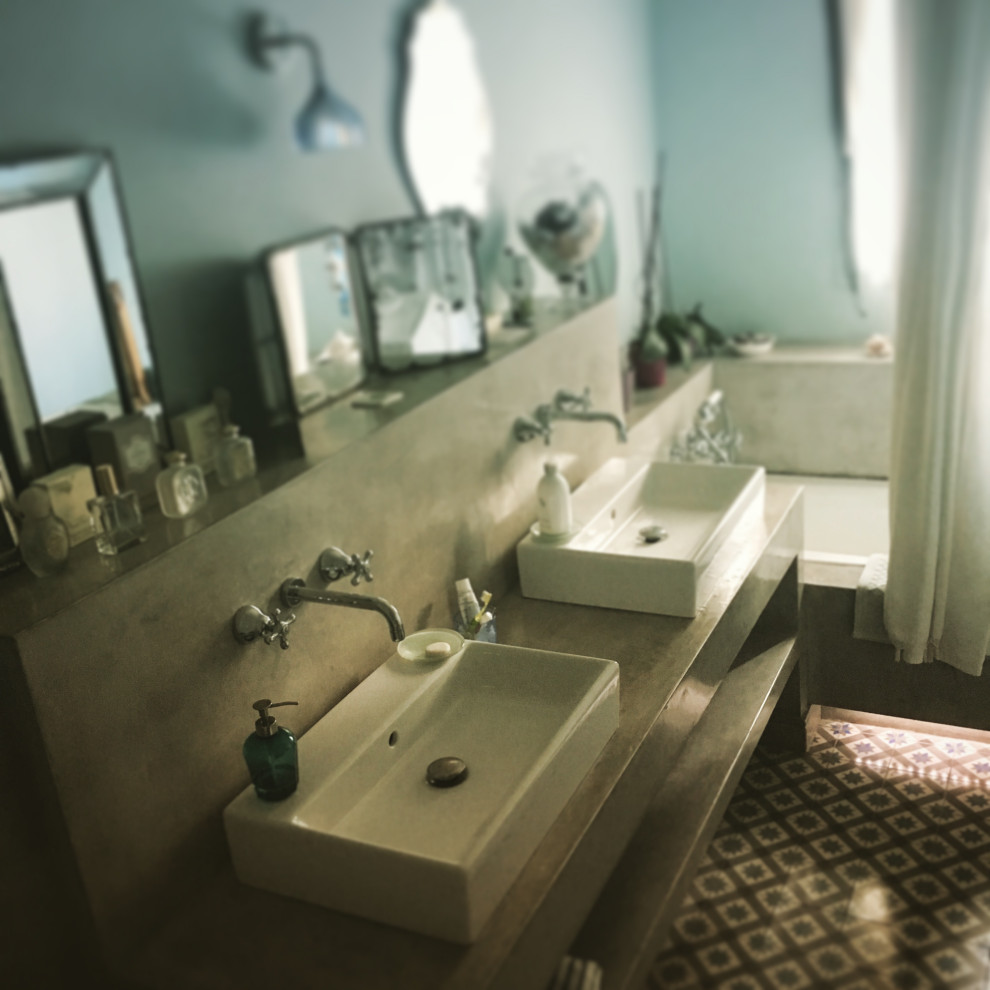 Свежая идея для дизайна: детская ванная комната среднего размера в современном стиле с накладной ванной, инсталляцией, синей плиткой, синими стенами, полом из цементной плитки, консольной раковиной, столешницей из бетона, серым полом, открытым душем, серой столешницей и тумбой под две раковины - отличное фото интерьера