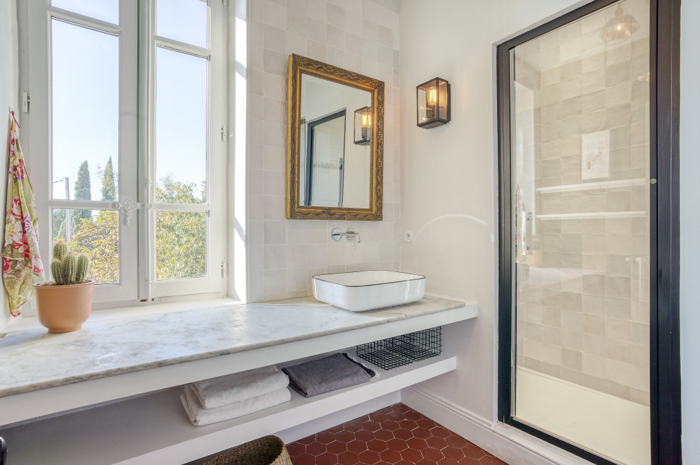 Aménagement d'une douche en alcôve avec un placard sans porte, des portes de placard blanches, un carrelage blanc, un mur blanc, une vasque, un sol rouge, un plan de toilette blanc, meuble simple vasque et meuble-lavabo suspendu.