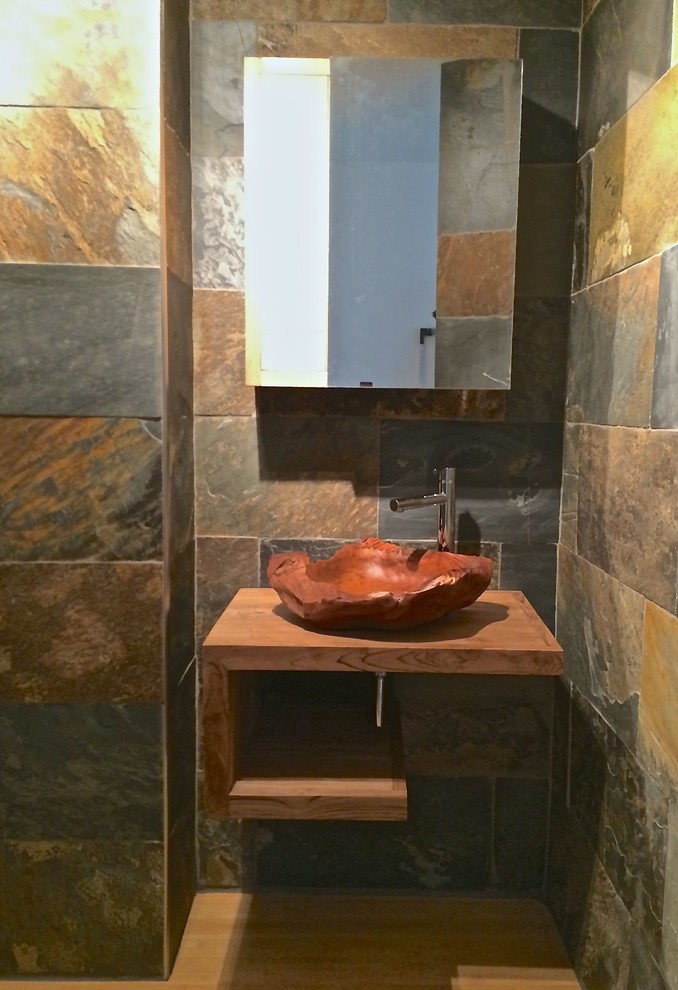 Idéer för små funkis brunt badrum, med flerfärgad kakel, skifferkakel, flerfärgade väggar, ett väggmonterat handfat och träbänkskiva