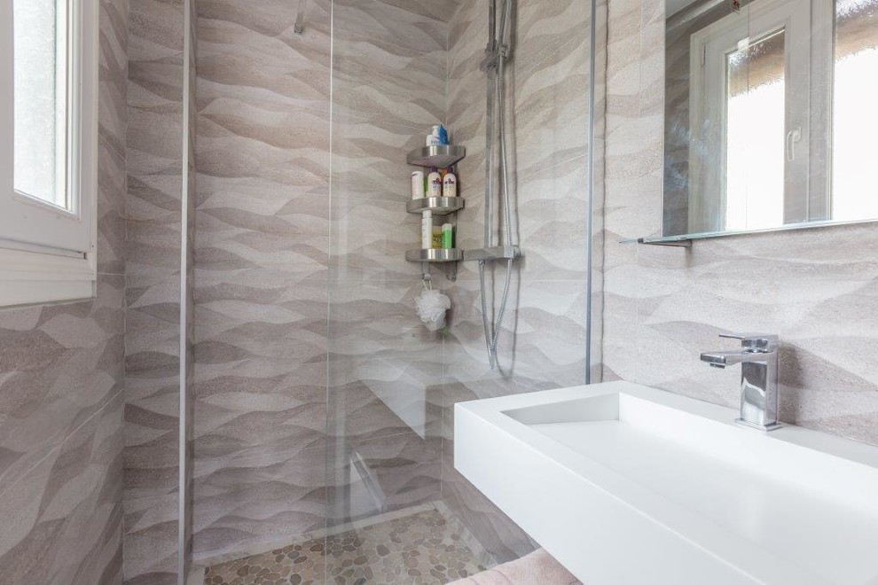 Idee per una piccola stanza da bagno padronale moderna con doccia aperta, piastrelle grigie, piastrelle di pietra calcarea, pareti grigie, pavimento in marmo e pavimento bianco
