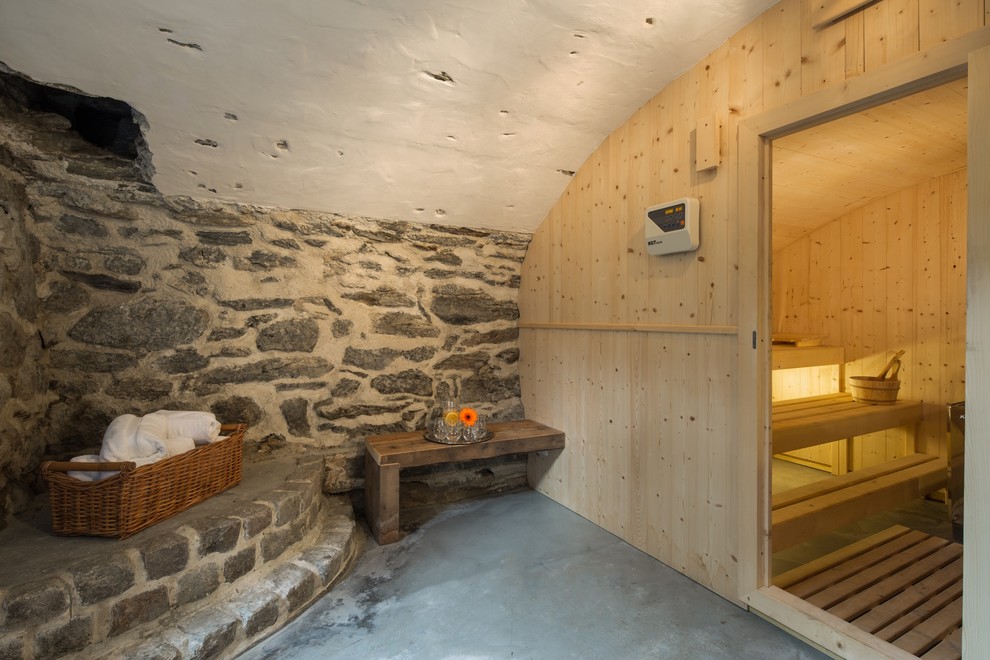 Foto de sauna mediterránea con piedra