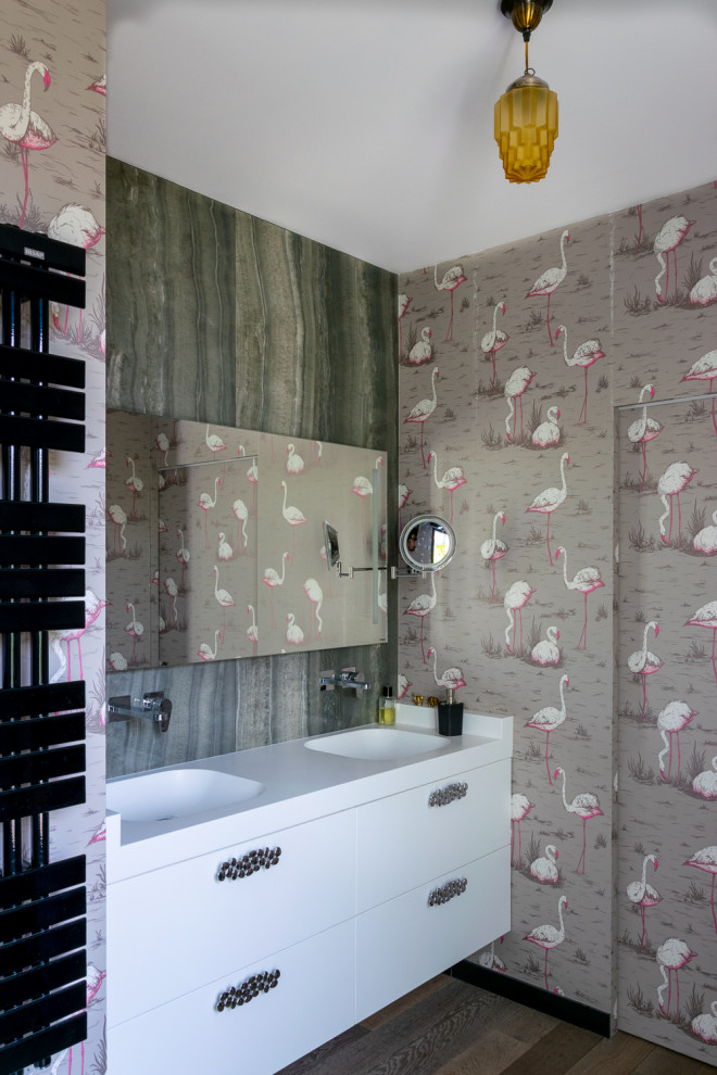 Bild på ett mellanstort funkis vit vitt badrum med dusch, med släta luckor, vita skåp, grå kakel, flerfärgade väggar, ett integrerad handfat och brunt golv