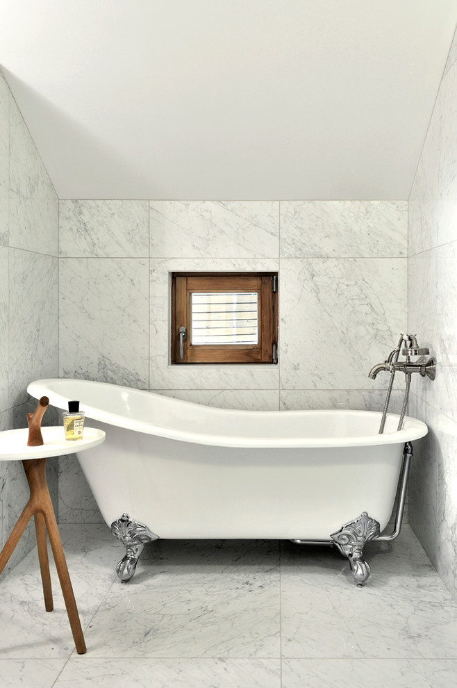 Свежая идея для дизайна: ванная комната в стиле неоклассика (современная классика) с ванной на ножках и серым полом - отличное фото интерьера