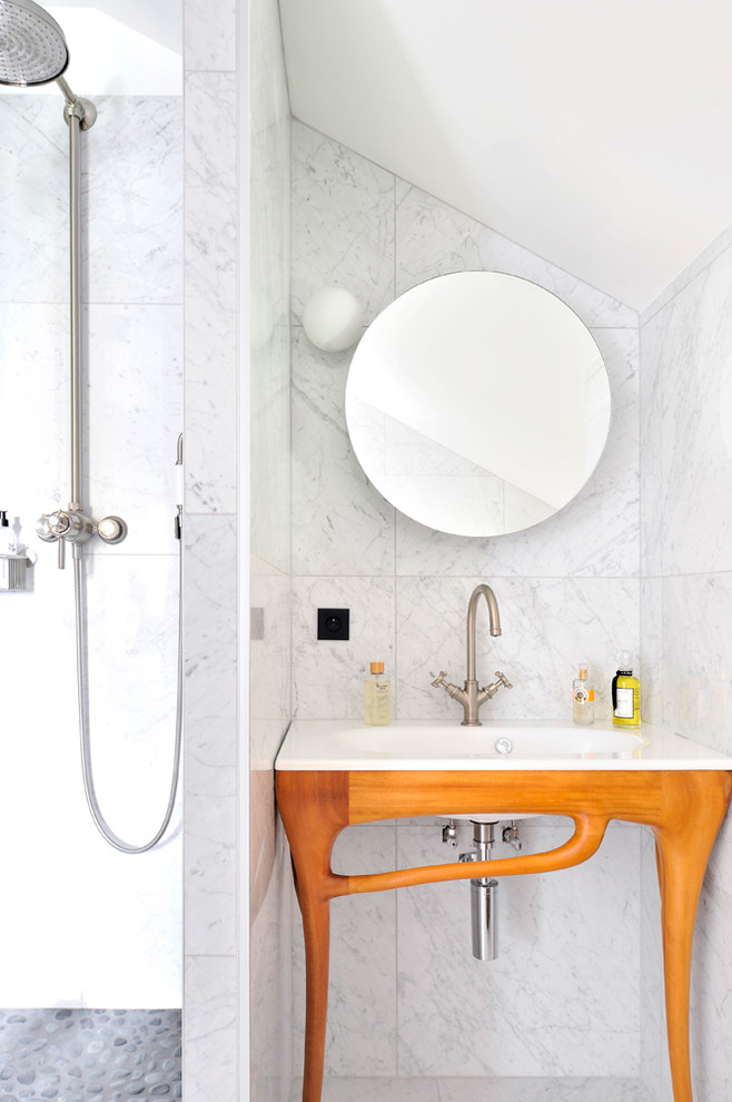 Foto de cuarto de baño tradicional renovado con armarios abiertos, ducha esquinera, baldosas y/o azulejos grises, aseo y ducha, lavabo integrado y encimeras blancas