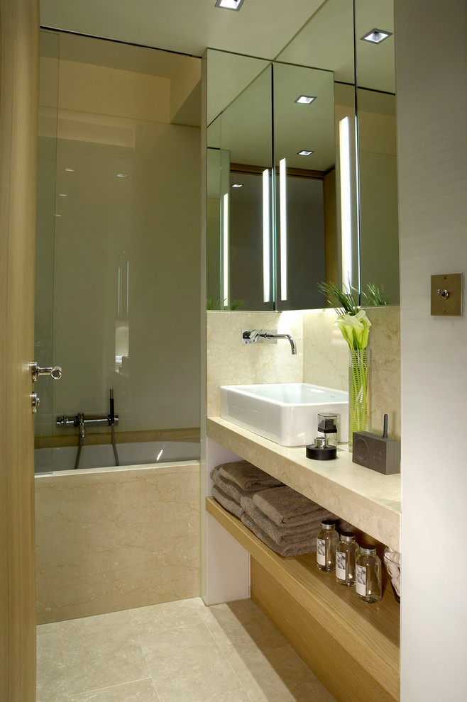 This is an example of a contemporary bathroom in Lyon.