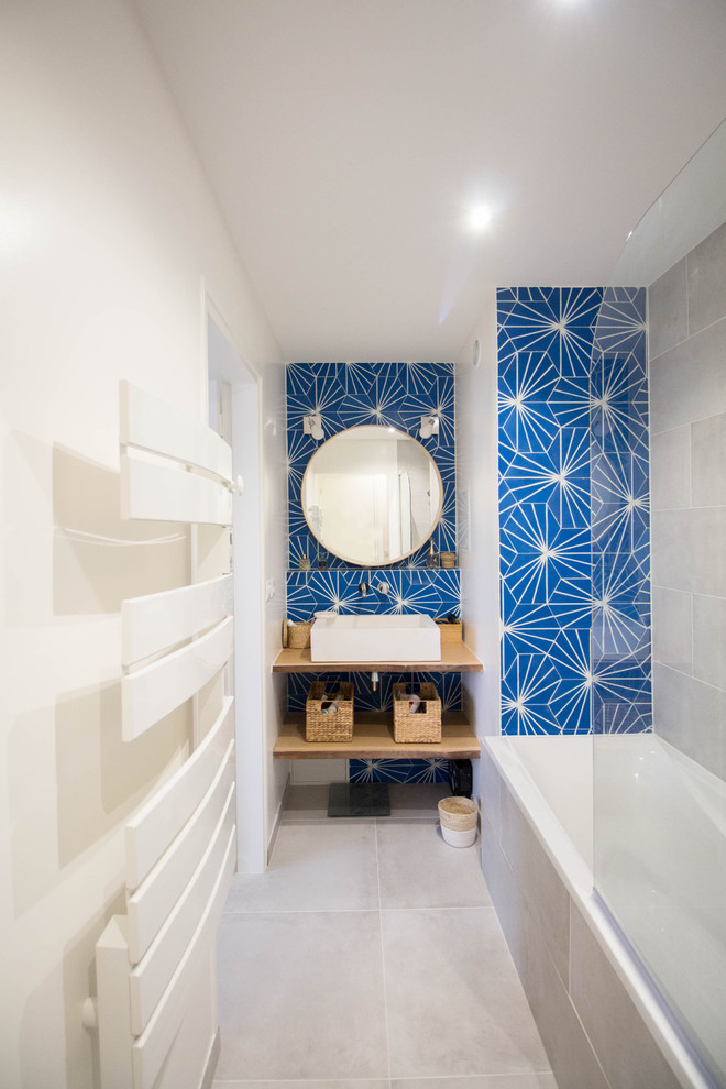 Inredning av ett modernt mellanstort brun brunt en-suite badrum, med ett undermonterat badkar, en dusch/badkar-kombination, blå kakel, cementkakel, vita väggar, ett konsol handfat, träbänkskiva, beiget golv, med dusch som är öppen och klinkergolv i keramik