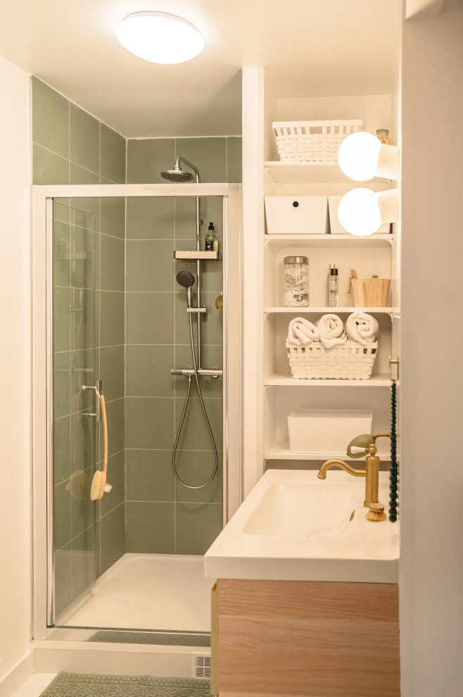 Inspiration för ett litet skandinaviskt en-suite badrum, med vita skåp, grön kakel, gröna väggar, vitt golv och dusch med gångjärnsdörr