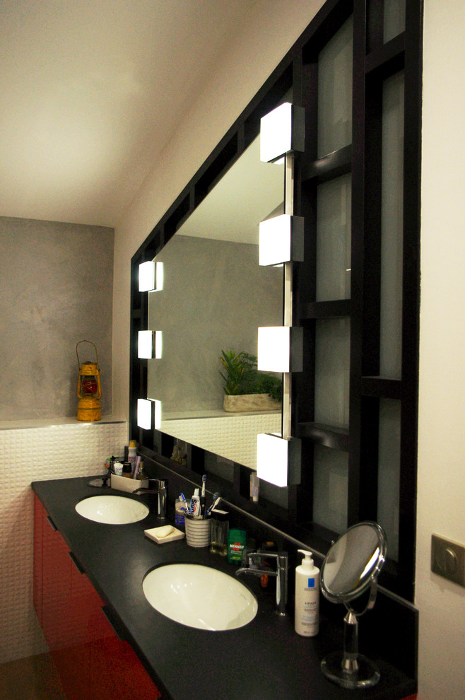 Meuble de salle de bain sur mesure rouge brillant et quartz noir Contemporary Bathroom