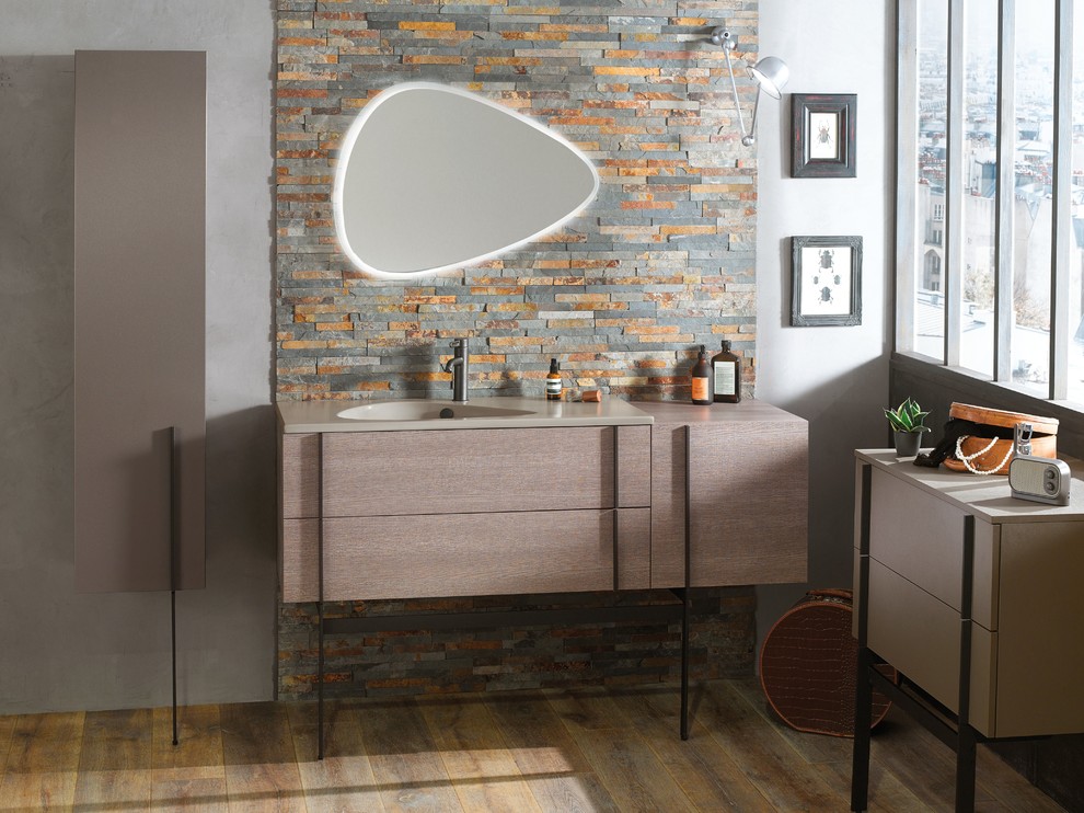 Meuble de salle de bains effet bois mis en valeur par des plaquettes de