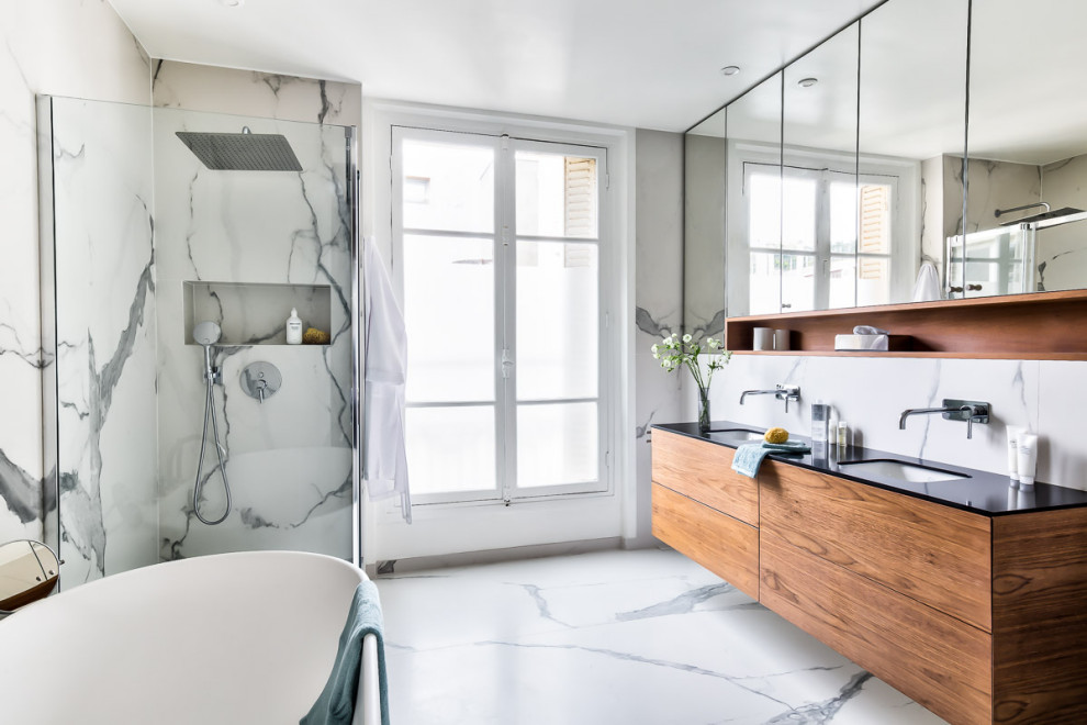 Großes Modernes Badezimmer En Suite mit dunklen Holzschränken, Quarzit-Waschtisch, Doppelwaschbecken und schwebendem Waschtisch in Paris