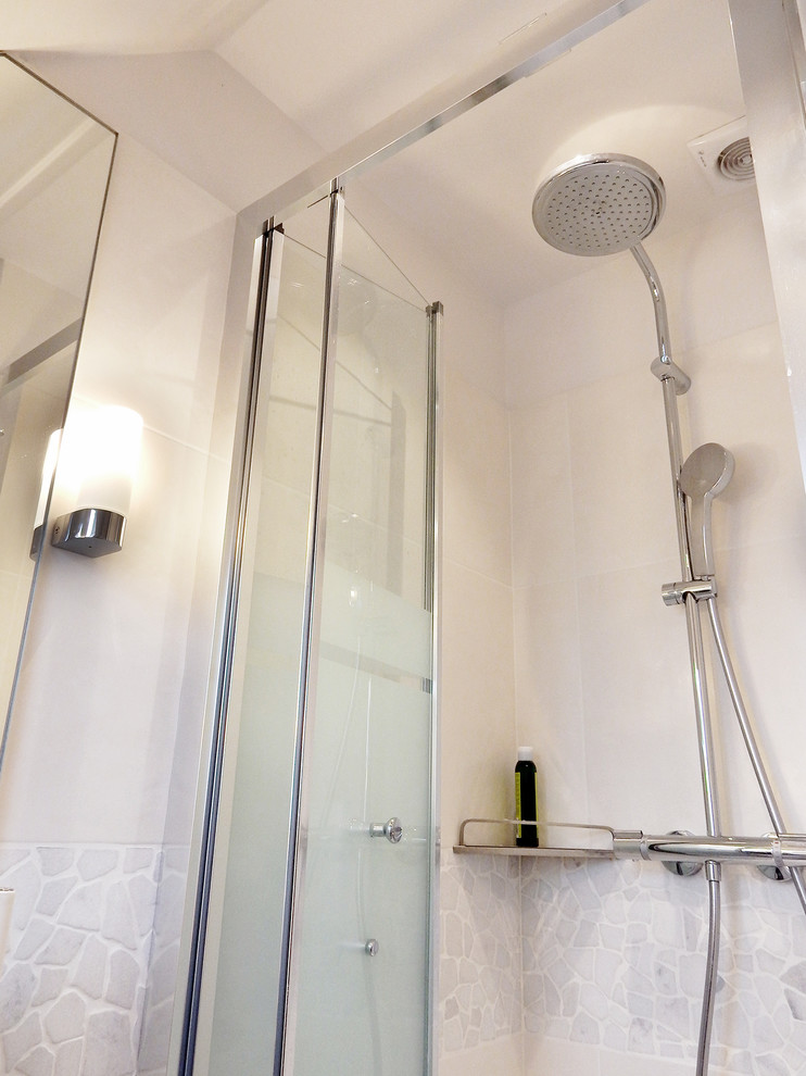 Idee per una piccola stanza da bagno con doccia minimal con doccia alcova, piastrelle bianche, piastrelle in ceramica, pareti bianche e pavimento con piastrelle di ciottoli