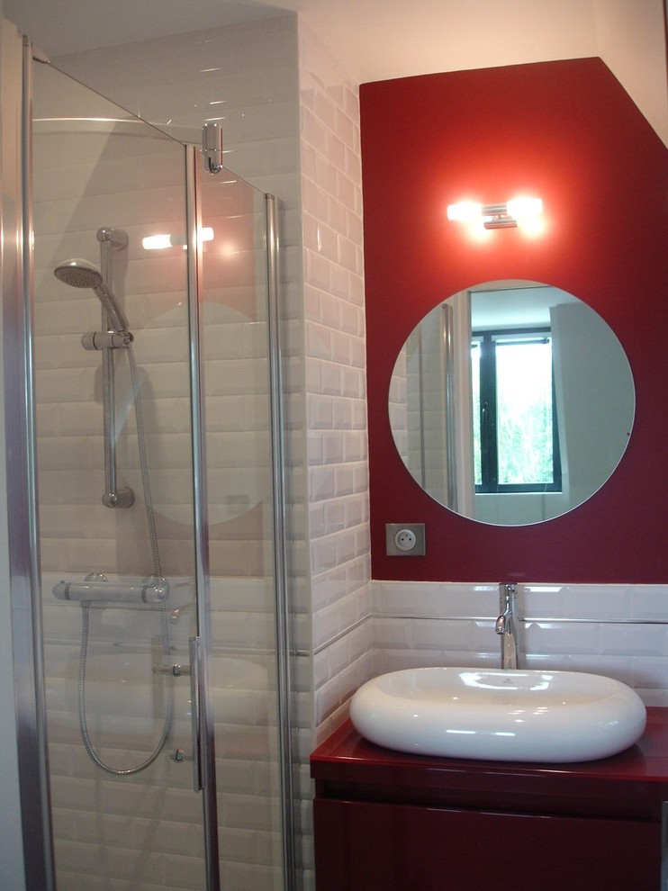 Cette image montre une petite salle de bain design avec une grande vasque, des portes de placard rouges, un carrelage blanc, un carrelage métro et un mur rouge.