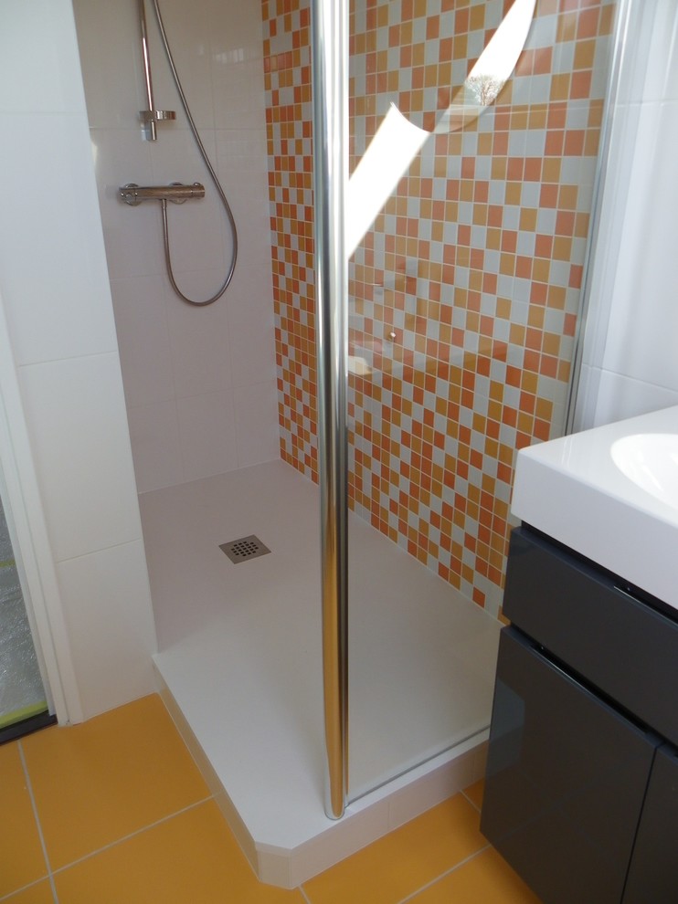 Idéer för att renovera ett litet funkis badrum med dusch, med röda skåp, en dusch i en alkov, vit kakel, tunnelbanekakel, röda väggar och ett avlångt handfat