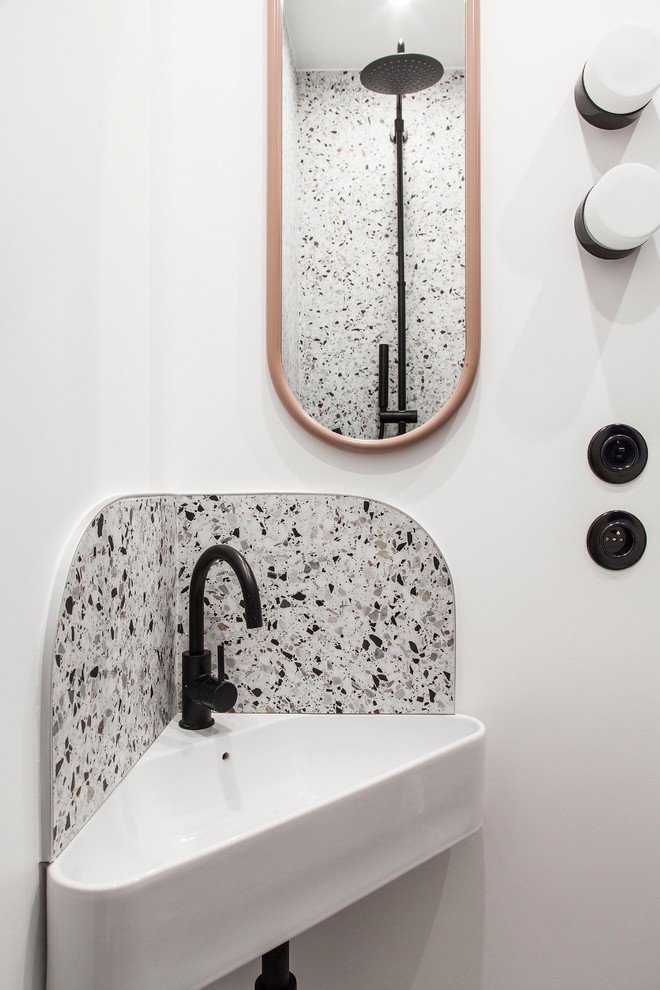 Inredning av ett modernt litet vit vitt badrum, med en dusch i en alkov, en vägghängd toalettstol, flerfärgad kakel, keramikplattor, blå väggar, terrazzogolv, ett väggmonterat handfat, flerfärgat golv och med dusch som är öppen