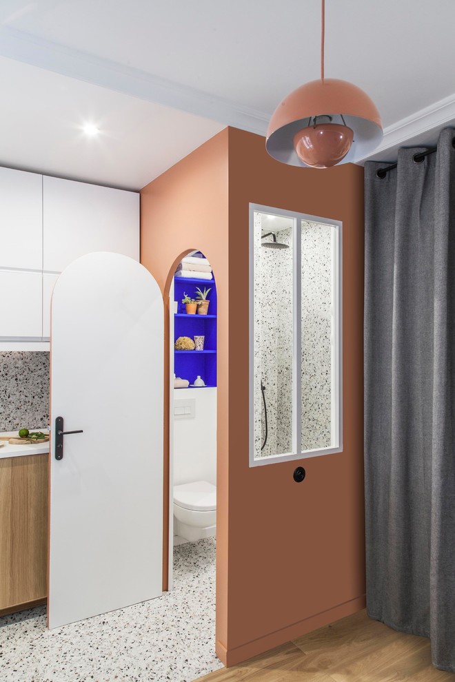 Inspiration för ett litet funkis vit vitt badrum, med en dusch i en alkov, en vägghängd toalettstol, flerfärgad kakel, keramikplattor, blå väggar, terrazzogolv, ett väggmonterat handfat, flerfärgat golv och med dusch som är öppen