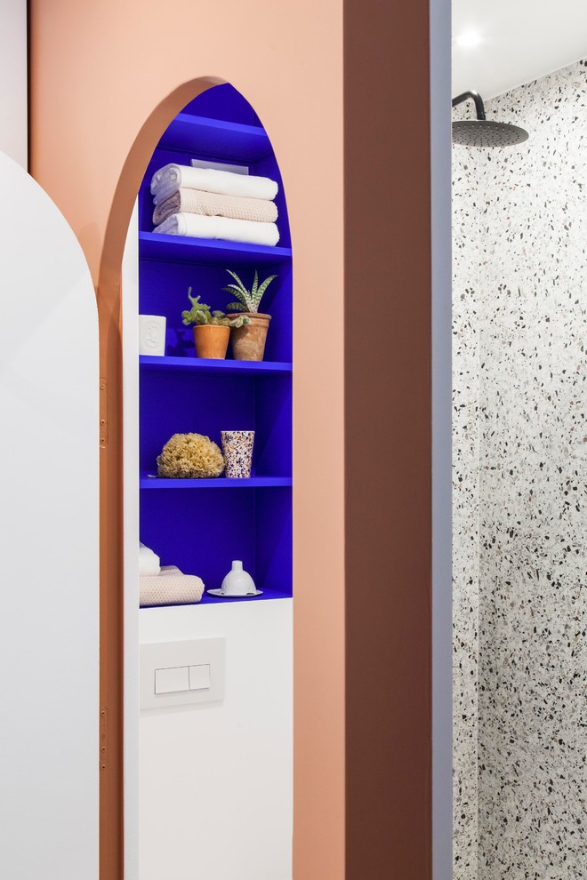 Idéer för ett litet modernt vit badrum, med en dusch i en alkov, en vägghängd toalettstol, flerfärgad kakel, keramikplattor, blå väggar, terrazzogolv, ett väggmonterat handfat, flerfärgat golv och med dusch som är öppen