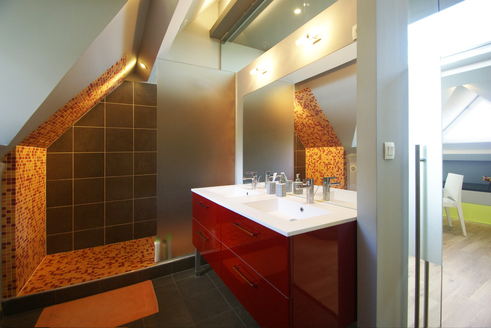 Modern inredning av ett litet badrum för barn, med luckor med profilerade fronter, röda skåp, en kantlös dusch, flerfärgad kakel, mosaik, flerfärgade väggar, klinkergolv i keramik, ett konsol handfat och bänkskiva i akrylsten