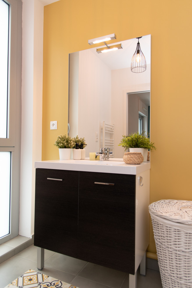 Источник вдохновения для домашнего уюта: главная ванная комната среднего размера в стиле модернизм с черными фасадами, желтыми стенами, паркетным полом среднего тона, серым полом, тумбой под одну раковину и напольной тумбой