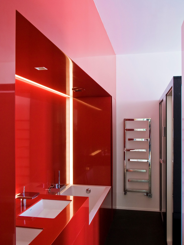 Diseño de cuarto de baño principal y largo y estrecho contemporáneo pequeño con lavabo bajoencimera, bañera encastrada, combinación de ducha y bañera y paredes rojas