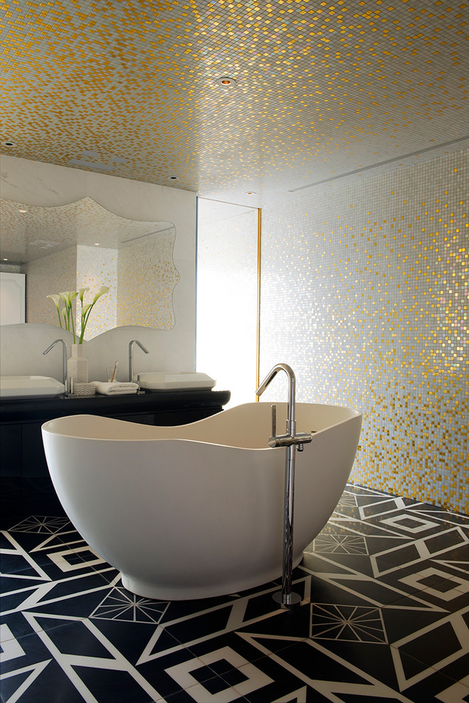 Стильный дизайн: большая ванная комната в современном стиле с мраморной столешницей, отдельно стоящей ванной, плиткой мозаикой и черно-белой плиткой - последний тренд
