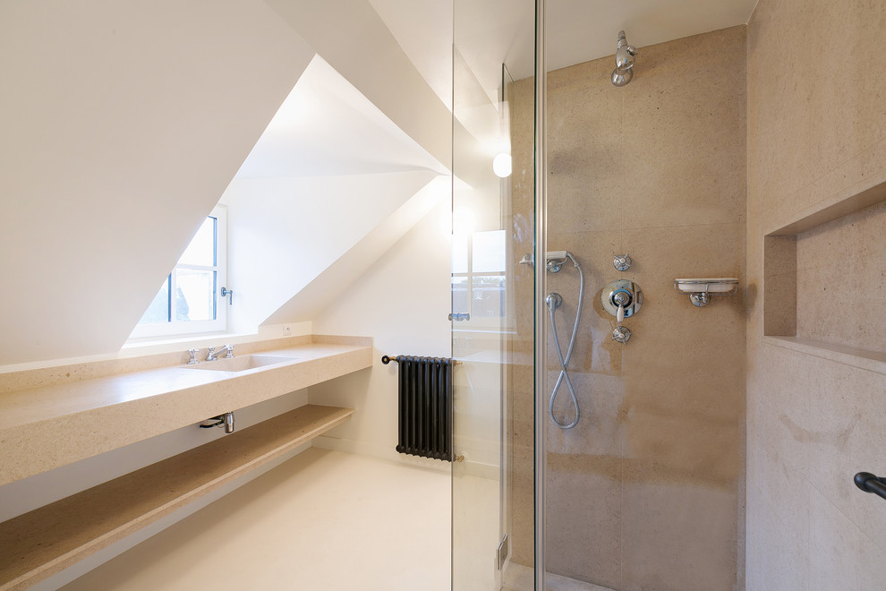 Idee per una stanza da bagno minimalista con lavabo integrato, doccia alcova e piastrelle beige
