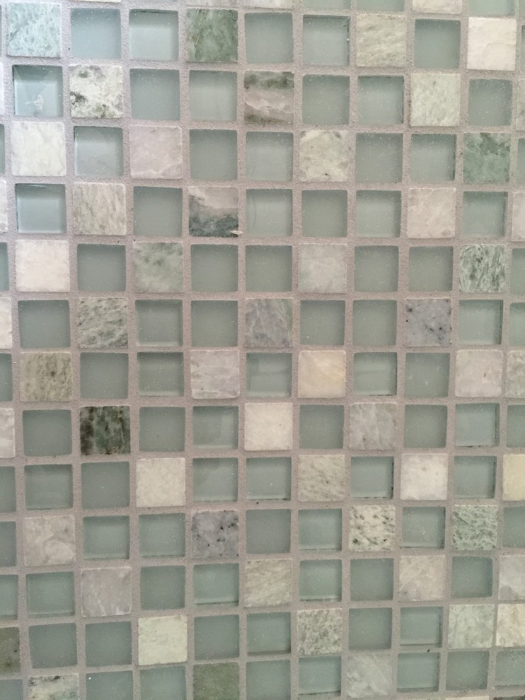 Cette image montre une salle de bain design avec mosaïque et un mur vert.