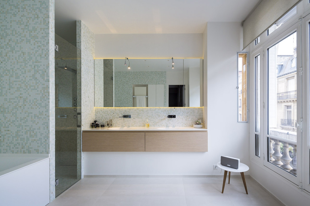 Exempel på ett stort modernt en-suite badrum, med skåp i ljust trä, en kantlös dusch, vit kakel, mosaik, flerfärgade väggar, klinkergolv i keramik, ett konsol handfat, bänkskiva i akrylsten och släta luckor