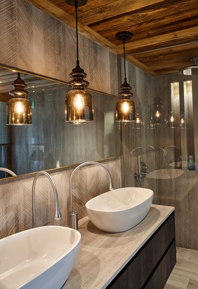 Inspiration för mellanstora rustika badrum med dusch, med grå skåp, ett platsbyggt badkar, en kantlös dusch, grå kakel, stenhäll, grå väggar, marmorgolv, ett konsol handfat och marmorbänkskiva
