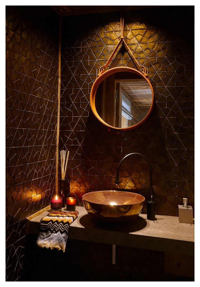 Foto di una stanza da bagno con doccia rustica di medie dimensioni con WC sospeso, piastrelle marroni, piastrelle a mosaico, pareti marroni, lavabo da incasso e top in marmo
