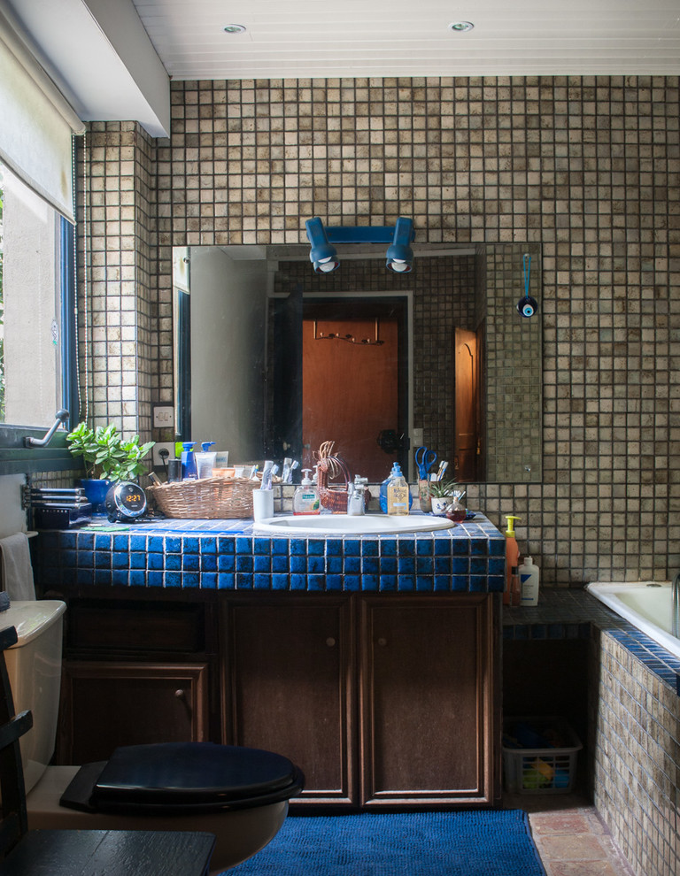 Cette image montre une salle de bain rustique.