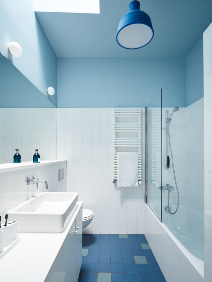 Idéer för små funkis vitt badrum för barn, med vita skåp, en vägghängd toalettstol, vit kakel, keramikplattor, blå väggar, klinkergolv i keramik, ett undermonterad handfat, bänkskiva i akrylsten och blått golv