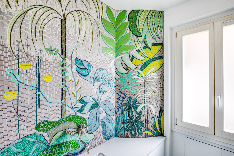 Idéer för amerikanska badrum, med mosaik, mosaikgolv, en kantlös dusch, flerfärgad kakel och flerfärgade väggar