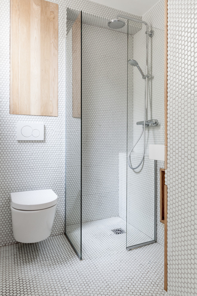 На фото: главная ванная комната среднего размера в современном стиле с угловым душем, белой плиткой, белыми стенами, полом из мозаичной плитки, инсталляцией и открытым душем с