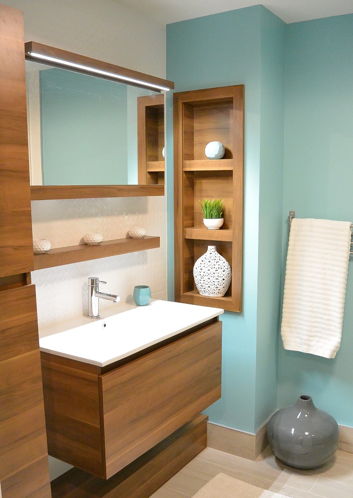 Modelo de cuarto de baño contemporáneo pequeño con baldosas y/o azulejos blancos, baldosas y/o azulejos de cerámica, paredes azules, suelo de baldosas de cerámica y lavabo tipo consola