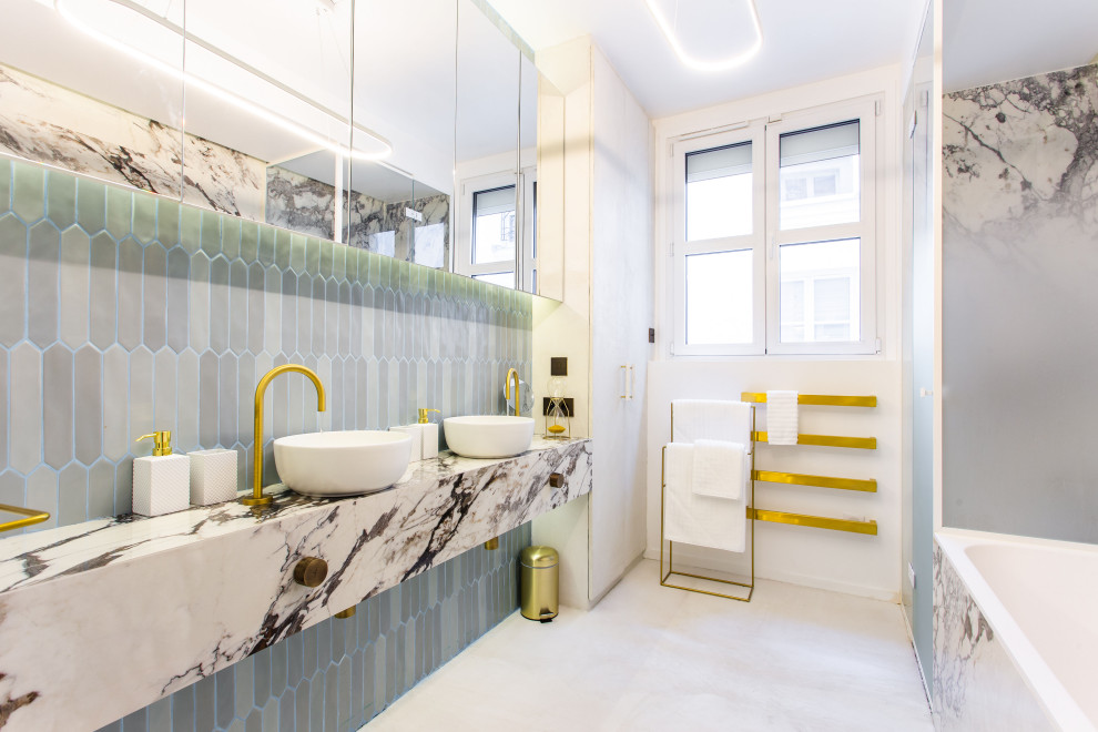 Идея дизайна: главная ванная комната среднего размера в современном стиле с серыми фасадами, полновстраиваемой ванной, душем без бортиков, инсталляцией, синей плиткой, керамической плиткой, разноцветными стенами, бетонным полом, накладной раковиной, мраморной столешницей, серым полом, душем с распашными дверями, разноцветной столешницей, тумбой под две раковины, встроенной тумбой и многоуровневым потолком