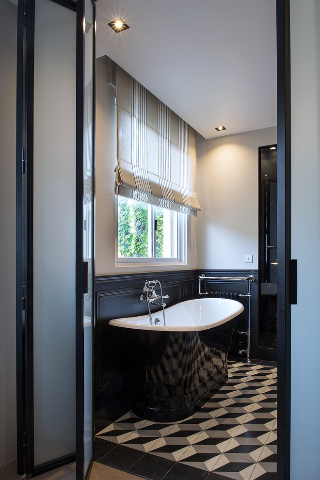 Example of a mid-sized transitional black and white tile ceramic tile bathroom design in Paris with a one-piece toilet, gray walls and a pedestal sink
