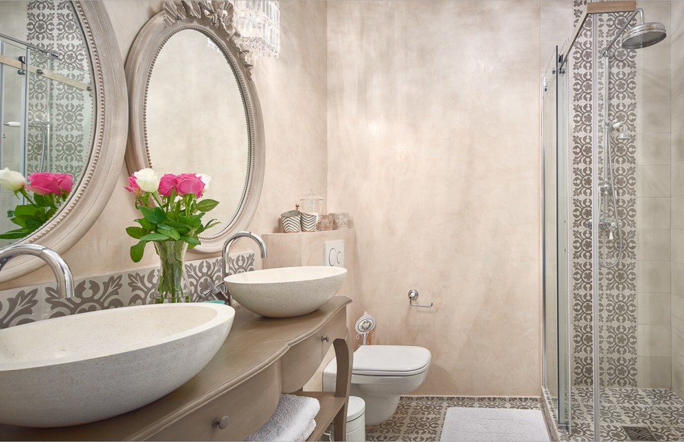На фото: ванная комната среднего размера в стиле неоклассика (современная классика)