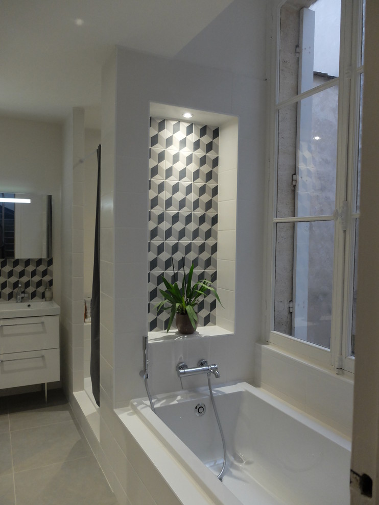 Mittelgroßes Modernes Badezimmer En Suite mit Unterbauwanne, offener Dusche, grauen Fliesen, Zementfliesen, weißer Wandfarbe, Keramikboden und Mineralwerkstoff-Waschtisch in Bordeaux